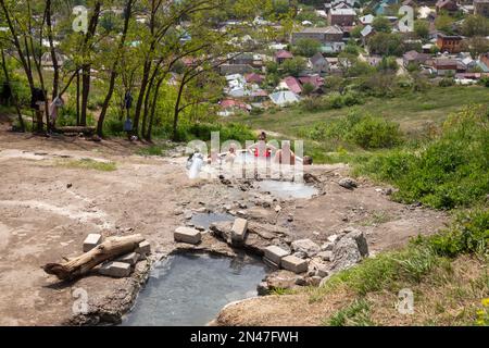 Pyatigorsk, Russland - 10. Mai 2022: Menschen baden in Thermalquellen (Volksbäder) am Hang des Mashuk in Pyatigorsk Stockfoto