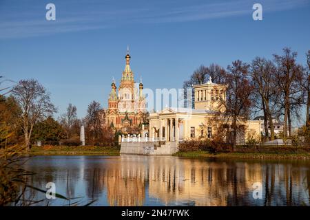 Olga's Teich in Peterhof. Blick auf den Zaritsyn-Pavillon und die Kathedrale der Heiligen Apostel Peter und Paul. Sankt Petersburg, Russland Stockfoto