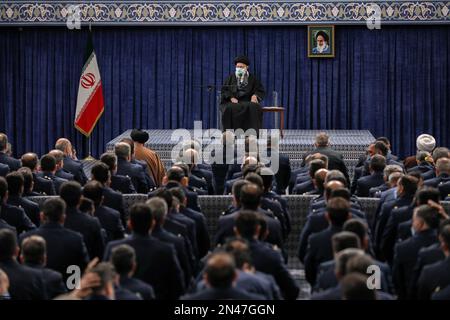 Teheran, Teheran, Iran. 8. Februar 2023. Dieses Handout-Bild, das vom Büro des Obersten iranischen Führers Ayatollah ALI KHAMENEI am 8. Februar 2023 bereitgestellt wurde, zeigt, wie er vor dem 44. Jahrestag des Sieges der islamischen Revolution in Teheran, Iran, eine Rede vor den Befehlshabern der Luftwaffe hielt. Während dieses Treffens hat sich der Führer mit "unseren katastrophalen Brüdern in Syrien und der Türkei" über ein tragisches Erdbeben, bei dem Tausende in beiden Ländern ums Leben kamen, begnügt. Er bat den allmächtigen Gott um Gnade für die Verstorbenen und um Geduld für die Hinterbliebenen und sagte: "Wir selbst waren es Stockfoto