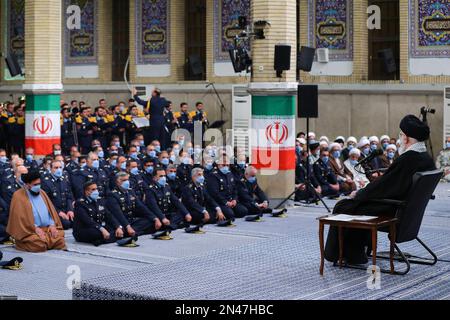 Teheran, Teheran, Iran. 8. Februar 2023. Dieses Handout-Bild, das vom Büro des Obersten iranischen Führers Ayatollah ALI KHAMENEI am 8. Februar 2023 bereitgestellt wurde, zeigt, wie er vor dem 44. Jahrestag des Sieges der islamischen Revolution in Teheran, Iran, eine Rede vor den Befehlshabern der Luftwaffe hielt. Während dieses Treffens hat sich der Führer mit "unseren katastrophalen Brüdern in Syrien und der Türkei" über ein tragisches Erdbeben, bei dem Tausende in beiden Ländern ums Leben kamen, begnügt. Er bat den allmächtigen Gott um Gnade für die Verstorbenen und um Geduld für die Hinterbliebenen und sagte: "Wir selbst waren es Stockfoto