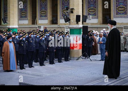 Teheran, Teheran, Iran. 8. Februar 2023. Dieses Handout-Bild, das vom Büro des Obersten iranischen Führers Ayatollah ALI KHAMENEI am 8. Februar 2023 bereitgestellt wurde, zeigt, wie er vor dem 44. Jahrestag des Sieges der islamischen Revolution in Teheran, Iran, eine Rede vor den Befehlshabern der Luftwaffe hielt. Während dieses Treffens hat sich der Führer mit "unseren katastrophalen Brüdern in Syrien und der Türkei" über ein tragisches Erdbeben, bei dem Tausende in beiden Ländern ums Leben kamen, begnügt. Er bat den allmächtigen Gott um Gnade für die Verstorbenen und um Geduld für die Hinterbliebenen und sagte: "Wir selbst waren es Stockfoto