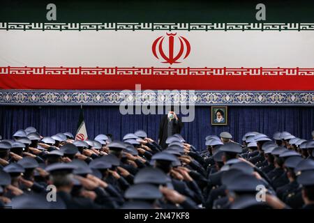 Teheran, Teheran, Iran. 8. Februar 2023. Dieses Handout-Bild, das vom Büro des Obersten iranischen Führers Ayatollah ALI KHAMENEI am 8. Februar 2023 bereitgestellt wurde, zeigt, wie er vor dem 44. Jahrestag des Sieges der islamischen Revolution in Teheran, Iran, eine Rede vor den Befehlshabern der Luftwaffe hielt. Während dieses Treffens hat sich der Führer mit "unseren katastrophalen Brüdern in Syrien und der Türkei" über ein tragisches Erdbeben, bei dem Tausende in beiden Ländern ums Leben kamen, begnügt. Er bat den allmächtigen Gott um Gnade für die Verstorbenen und um Geduld für die Hinterbliebenen und sagte: "Wir selbst waren es Stockfoto