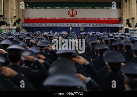 Teheran, Teheran, Iran. 8. Februar 2023. Dieses Handout-Bild, das vom Büro des Obersten iranischen Führers Ayatollah ALI KHAMENEI am 8. Februar 2023 bereitgestellt wurde, zeigt, wie er vor dem 44. Jahrestag des Sieges der islamischen Revolution in Teheran, Iran, eine Rede vor den Befehlshabern der Luftwaffe hielt. Während dieses Treffens hat sich der Führer mit "unseren katastrophalen Brüdern in Syrien und der Türkei" über ein tragisches Erdbeben, bei dem Tausende in beiden Ländern ums Leben kamen, begnügt. Er bat den allmächtigen Gott um Gnade für die Verstorbenen und um Geduld für die Hinterbliebenen und sagte: "Wir selbst waren es Stockfoto