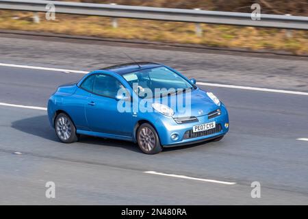 2007 Blue NISSAN MICRA CC SPORT 1598cc 5-Gang-Schaltgetriebe; Fahren auf der Autobahn M61 Manchester, Großbritannien Stockfoto