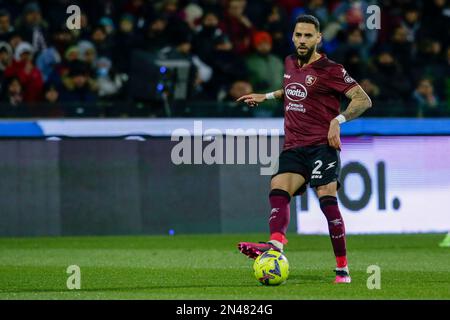 Salernitanas tunesischer Verteidiger Dylan Bronn kontrolliert den Ball während des Fußballspiels der Serie A zwischen Salernitana und Juventus am 7. Februar 2023 im Arechi-Stadion in Salerno, Süditalien. Stockfoto