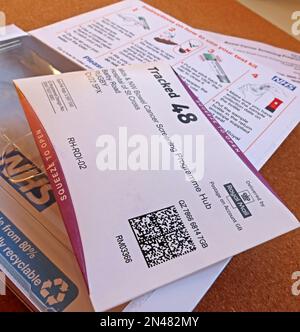 QR Coded Tracked 48 NHS Early Darm Poo Screening Postprobe, entnommen, datiert, vorbereitet und versandfertig, Nordwestengland, Großbritannien Stockfoto