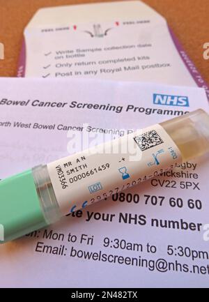 Stuhlprobe für das Früherkennungs-Screening von Darmkrebs, QR-codiert, vorbereitet und versandfertig, Nordwestengland, Großbritannien Stockfoto