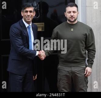 London, Großbritannien. 08. Februar 2023. Der britische Premierminister Rishi Sunak begrüßt den ukrainischen Präsidenten Volodymyr Zelensky am Mittwoch, den 08. Februar 2023, in der Downing Street Nr. 10 in London. Herr Zelensky ist für einen Tag im Vereinigten Königreich, um in den Houses of Parliament zu sprechen und ukrainische Truppen zu treffen, die im Vereinigten Königreich ausgebildet werden. Foto: Hugo Philpott/UPI Credit: UPI/Alamy Live News Stockfoto