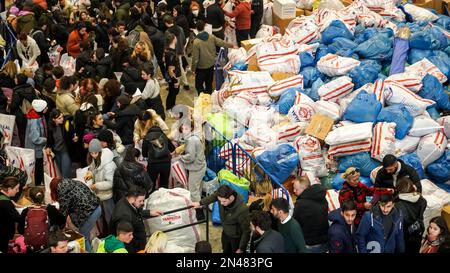 Izmir, Türkei. 07. Februar 2023. Die humanitäre Hilfe für Erdbebenopfer wird verpackt, von Freiwilligen auf Lastwagen geladen und von Izmir in die Erdbebenzone im Südosten der Türkei verlegt. Ein Erdbeben der Stärke 7,8 traf am Montag die Südosttürkei und Teile Syriens. Bei einem schweren Erdbeben wurden 5894 Menschen getötet und Tausende von Gebäuden in einer weiten Region gestürzt, in der sich zehn Städte befinden. (Foto: Idil Toffolo/Pacific Press) Kredit: Pacific Press Media Production Corp./Alamy Live News Stockfoto