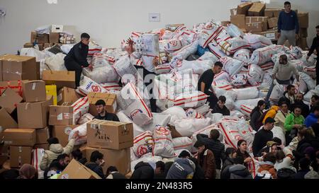 Izmir, Türkei. 07. Februar 2023. Die humanitäre Hilfe für Erdbebenopfer wird verpackt, von Freiwilligen auf Lastwagen geladen und von Izmir in die Erdbebenzone im Südosten der Türkei verlegt. Ein Erdbeben der Stärke 7,8 traf am Montag die Südosttürkei und Teile Syriens. Bei einem schweren Erdbeben wurden 5894 Menschen getötet und Tausende von Gebäuden in einer weiten Region gestürzt, in der sich zehn Städte befinden. (Foto: Idil Toffolo/Pacific Press) Kredit: Pacific Press Media Production Corp./Alamy Live News Stockfoto