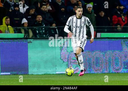 Juventus' italienischer Verteidiger Mattia De Sciglio kontrolliert den Ball während des Fußballspiels der Serie A zwischen Salernitana und Juventus im Arechi-Stadion in Salerno, Süditalien, am 7. Februar 2023. Stockfoto