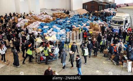 Izmir, Türkei. 07. Februar 2023. Die humanitäre Hilfe für Erdbebenopfer wird verpackt, von Freiwilligen auf Lastwagen geladen und von Izmir in die Erdbebenzone im Südosten der Türkei verlegt. Ein Erdbeben der Stärke 7,8 traf am Montag die Südosttürkei und Teile Syriens. Bei einem schweren Erdbeben wurden 5894 Menschen getötet und Tausende von Gebäuden in einer weiten Region gestürzt, in der sich zehn Städte befinden. (Foto: Idil Toffolo/Pacific Press) Kredit: Pacific Press Media Production Corp./Alamy Live News Stockfoto