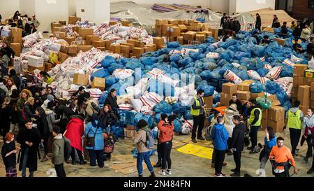 Izmir, Türkei. 07. Februar 2023. Die humanitäre Hilfe für Erdbebenopfer wird verpackt, von Freiwilligen auf Lastwagen geladen und von Izmir in die Erdbebenzone im Südosten der Türkei verlegt. Ein Erdbeben der Stärke 7,8 traf am Montag die Südosttürkei und Teile Syriens. Bei einem schweren Erdbeben wurden 5894 Menschen getötet und Tausende von Gebäuden in einer weiten Region gestürzt, in der sich zehn Städte befinden. (Foto: Idil Toffolo/Pacific Press) Kredit: Pacific Press Media Production Corp./Alamy Live News Stockfoto