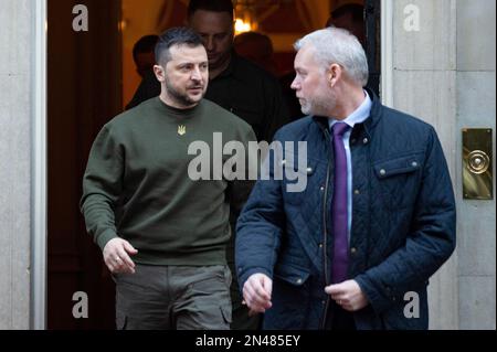 London, Großbritannien. 8. Februar 2023. Ukrainischer Präsident Wolodymyr Zelensky vor der Downing Street 10, im Vorfeld eines bilateralen Treffens mit Premierminister Rishi Sunak während seines ersten Besuchs im Vereinigten Königreich seit der russischen Invasion in der Ukraine. Kredit: claire doherty/Alamy Live News Stockfoto