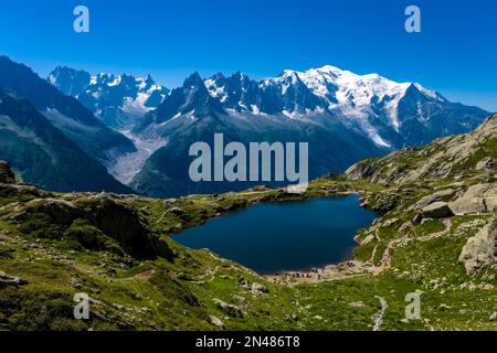 Blick aus der Vogelperspektive auf den Lacs des Chéserys, die Gipfel des Mont Blanc-Massivs in der Ferne. Stockfoto