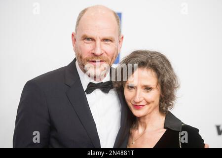 Hamburg, Deutschland. 23. Februar 2018. ARCHIVFOTO: Goetz SCHUBERT feiert seinen 60. Geburtstag am 13. Februar 2023, Goetz SCHUBERT (GÃ¶tz, Schauspielerin) mit EHfrau Simone WITTE (Schauspielerin), Halblängenporträt, Verleihung der Goldenen Kamera, des deutschen Film- und Fernsehpreises in Hamburg am 02./22/2018. Â Kredit: dpa/Alamy Live News Stockfoto