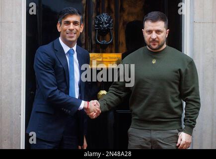 London, Großbritannien. 8. Februar 2023. Der ukrainische Präsident Wolodymyr Zelenskyy besucht Premierminister Rishi Sunak an der Downing Street Nr. 10 zu Gesprächen. Kredit: Mark Thomas/Alamy Live News Stockfoto