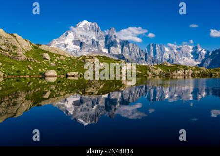 Die Gipfeltreffen von Aiguille Verte und Grand Dru, die sich an der Oberfläche von Lacs des Chéserys spiegeln. Stockfoto