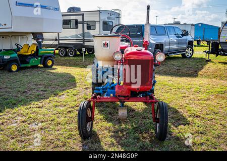 Fort Meade, FL - 22. Februar 2022: Perspektivische Vorderansicht eines 1952 International Harvester McCormick Farmall Cub Traktors mit Düngersower Stockfoto