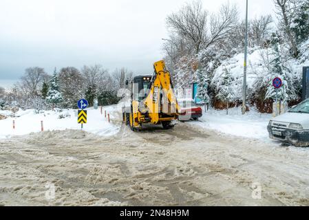 Grabenfänger saubere Straßen Wintertag Schneezeit. Stockfoto