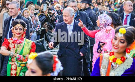 London, Großbritannien. 08. Februar 2023. Ihre Majestäten König Charles und Camilla, die königliche Gemahlin, besuchen Brick Lane im Osten Londons. Sie treffen lokale Schulkinder, besuchen den Banglatown Bogen und das neue Straßengemälde, das das Land ruft. Sie sehen eine Tanzprozession, besuchen das Graam Bangla Restaurant, wo sie Frauen einer britisch-bangladeschischen Organisation treffen und die Brick Lane Moschee besuchen. Sie werden von Vertretern begleitet, darunter der hohe Kommissar von Bangladesch, Saida Muna Tasneem. Kredit: Imageplotter/Alamy Live News Stockfoto