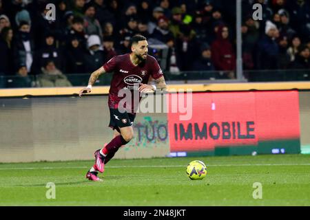 Salernitanas tunesischer Verteidiger Dylan Bronn kontrolliert den Ball während des Fußballspiels der Serie A zwischen Salernitana und Juventus am 7. Februar 2023 im Arechi-Stadion in Salerno, Süditalien. Stockfoto