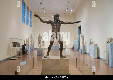 Statue des Poseidon vom Kap Artemision, Archäologisches Nationalmuseum, Athen, Griechenland Stockfoto