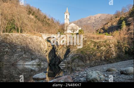 Die wunderschöne Schlucht von Sant'Anna mit der Kirche, die sich im Wasser des Flusses spiegelt Stockfoto