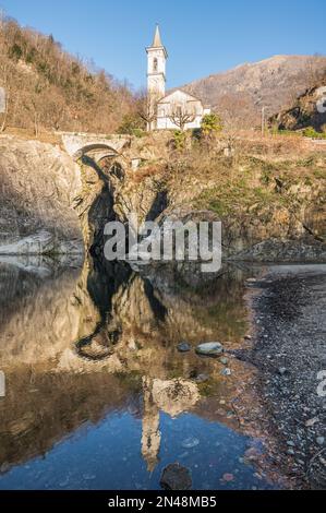 Die wunderschöne Schlucht von Sant'Anna mit der Kirche, die sich im Wasser des Flusses spiegelt Stockfoto