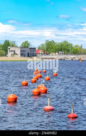 Viele rote Bojen schwimmen im Wasser Stockfoto