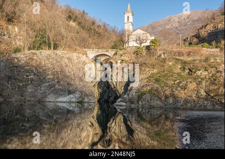 Die wunderschöne Schlucht von Sant'Anna mit der Kirche, die sich im Wasser des Flusses spiegelt Stockfoto