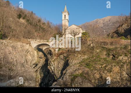 Die wunderschöne Schlucht von Sant'Anna mit der Kirche, die sich im Wasser des Flusses spiegelt Stockfoto