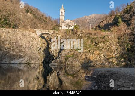 Die wunderschöne Schlucht von Sant'Anna mit der Kirche, die sich im Wasser des Flusses spiegelt Stockfoto