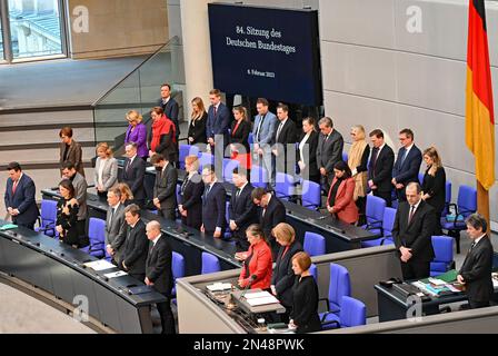 Berlin, Deutschland. 08. Februar 2023. Mitglieder der deutschen Regierung erheben sich im Deutschen Bundestag zu einer Schweigeminute für die Opfer des Erdbebens in der Türkei und Syrien. Kredit: Philipp Znidar/dpa/Alamy Live News Stockfoto