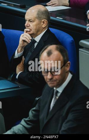 Berlin, Deutschland, 8. Februar 2023. (RL) Friedrich Merz, Parteivorsitzender der CDU, und Olaf Scholz (SPD), Bundeskanzler, aufgenommen in der Debatte nach der Regierungserklärung des Bundeskanzlers im Deutschen Bundestag vor dem außerordentlichen EU-Rat, Berlin, 8. Februar 2023. Der Rat der Europäischen Union tritt in Brüssel zusammen, um den Krieg in der Ukraine, die Wirtschaft und die Migration zu erörtern. Stockfoto