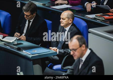Berlin, Deutschland, 8. Februar 2023. (RL) Friedrich Merz, Parteivorsitzender der CDU, Olaf Scholz (SPD), Bundeskanzler, Und Robert Habeck (Buendnis 90/die Grünen), Bundesminister für Wirtschaft und Klimaschutz und Vizekanzler, wurde in der Debatte nach der Regierungserklärung des Bundeskanzlers im Deutschen Bundestag vor dem außerordentlichen EU-Rat am 8. Februar 2023 in Berlin festgehalten. Der Rat der Europäischen Union tritt in Brüssel zusammen, um den Krieg in der Ukraine, die Wirtschaft und die Migration zu erörtern. Stockfoto