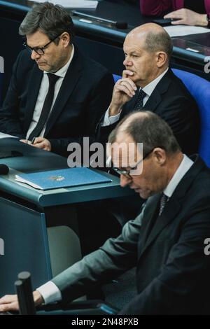 Berlin, Deutschland, 8. Februar 2023. (LR) Robert Habeck (Allianz 90/die Grünen), Bundesminister für Wirtschaft und Klimaschutz und Vizekanzler Olaf Scholz (SPD), Bundeskanzler, und Friedrich Merz, Parteiführer der CDU, Aufgenommen während der Debatte nach der Regierungserklärung des Bundeskanzlers im Deutschen Bundestag vor der außerordentlichen EU-Ratstagung in Berlin am 8. Februar 2023. Der Rat der Europäischen Union tritt in Brüssel zusammen, um den Krieg in der Ukraine, die Wirtschaft und die Migration zu erörtern. Stockfoto