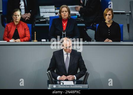Berlin, Deutschland, 8. Februar 2023. Friedrich Merz, Parteiführer der CDU, wurde während der Debatte nach der Regierungserklärung des Bundeskanzlers im Deutschen Bundestag vor dem außerordentlichen EU-Rat am 8. Februar 2023 in Berlin aufgenommen. Der Rat der Europäischen Union tritt in Brüssel zusammen, um den Krieg in der Ukraine, die Wirtschaft und die Migration zu erörtern. Stockfoto
