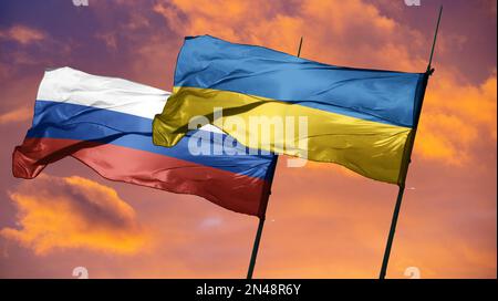 Flagge ukraine gegen russland 365. Tag der russischen Invasion der ukraine 1 Jahre Krieg Stockfoto