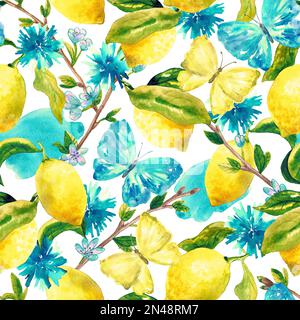 Botanisches Nahtloses Muster. Hintergrund mit wunderschönen, wässrigen Zitronen, Schmetterling und Zweigen. Natürliche handgezeichnete Illustration. Textur für den Druck Stockfoto