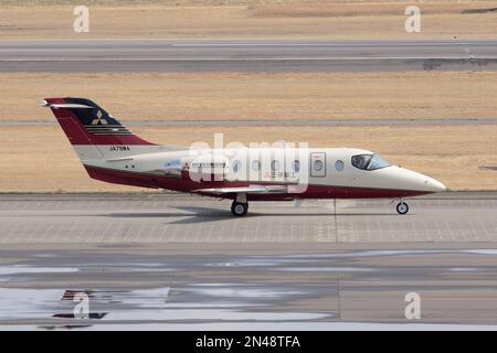 Präfektur Aichi, Japan - 08. März 2016: MHI Hawker Beechcraft Hawker 400A, Twinjet Corporate Aircraft. Stockfoto