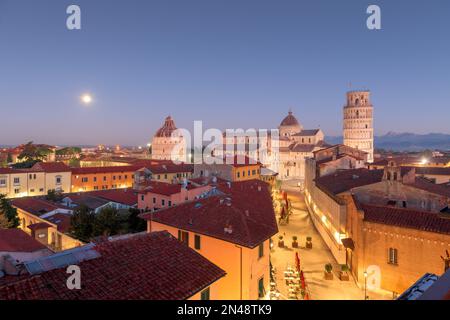 Blick auf die Stadt Pisa, Italien bei Nacht. Stockfoto