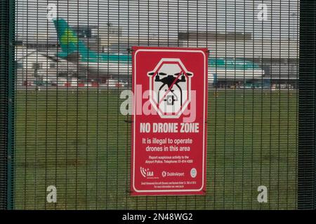 Ein Warnschild gegen den Einsatz von Drohnen an der Umzäunung des Flughafens Dublin in der Republik Irland. Die Dublin Airport Authority (DAA) fordert die Verurteilung von Menschen, die illegal Drohnen über irische Flugplätze fliegen, durch "Drakon". Kenny Jacobs, Vorstandsvorsitzender der DAA, sagte, dass es sich um eine landesweite Angelegenheit handelt. Bilddatum: Mittwoch, 8. Februar 2023. Stockfoto