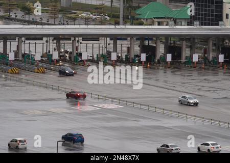 Kuala Lumpur, Malaysia - Februar 5,2023 : Blick aus der Vogelperspektive auf den Verkehr bei Regen am Morgen bei Sungai Besi toll, Malaysia Stockfoto