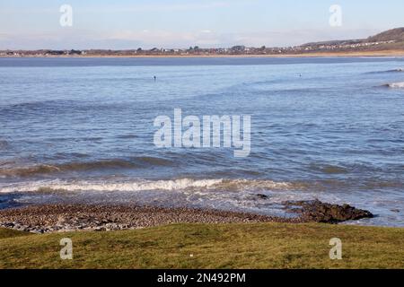 Blick über die Flussmündung in Richtung Merthyr Mawr Sanddünen und die Dörfer Wig Fach und Newton an einem sonnigen Tag. Stockfoto