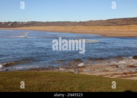 Blick über die Flussmündung in Richtung Merthyr Mawr Sanddünen und die Dörfer Wig Fach und Newton an einem sonnigen Tag. Stockfoto