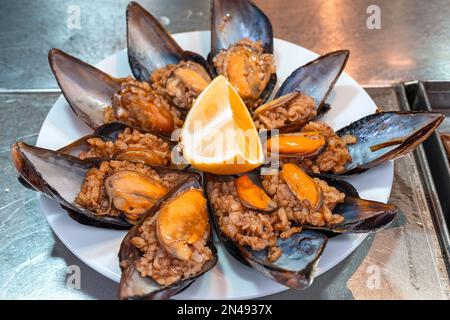 Muscheln gefüllt mit Reis und Zitrone, traditionelles türkisches Street Food Stockfoto