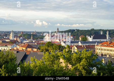 Panoramablick auf die historische Altstadt von Vilnius am Sommermorgen Stockfoto