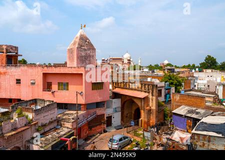 AGRA - SEPTEMBER 16: Stadtbild von Agra mit traditioneller historischer Architektur und Taj Mahal am 16. September. 2022 in Indien Stockfoto