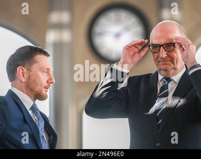 Potsdam, Deutschland. 08. Februar 2023. Michael Kretschmer (CDU), sächsischer Ministerpräsident, und Dietmar Woidke (SPD), der Ministerpräsident Brandenburgs, nehmen am deutsch-polnischen Eisenbahngipfel 5. am Kaiserbahnhof Teil. Zu den Themen gehören der Ausbau der Eisenbahninfrastruktur zwischen Deutschland und Polen und die Aussichten auf weitere Entwicklung. Kredit: Jens Kalaene/dpa/Alamy Live News Stockfoto